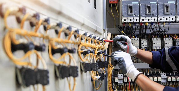 Professional Electrician technician working in Mount Vernon, MO